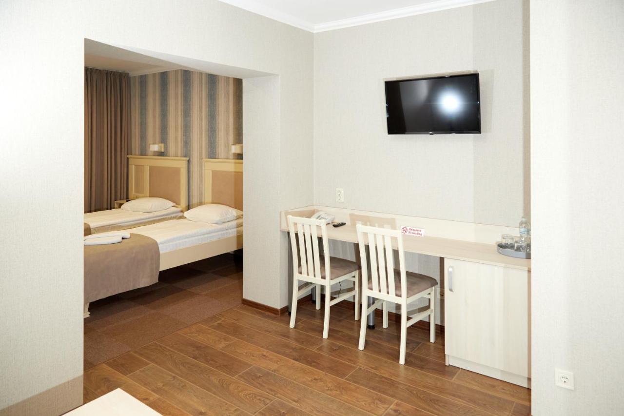 Hotel Korona Mostyska Eksteriør bilde