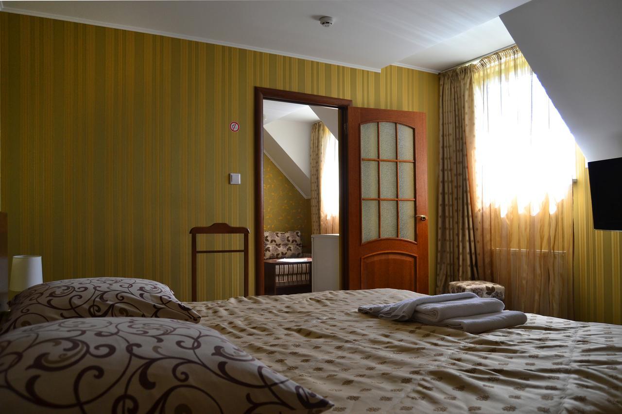 Hotel Korona Mostyska Eksteriør bilde